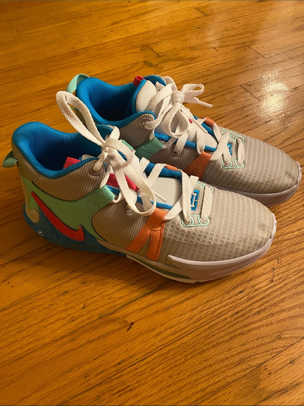 Nike LeBron Witness Youth 7
Big Kids' Basketball Shoes